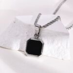 El Collar Imperio Black Steel está diseñado para hombres que entienden que los pequeños detalles crean una gran presencia. Su diseño geométrico negro transmite misterio, elegancia y poder