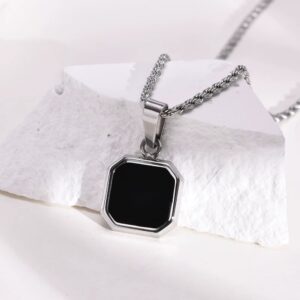 El Collar Imperio Black Steel está diseñado para hombres que entienden que los pequeños detalles crean una gran presencia. Su diseño geométrico negro transmite misterio, elegancia y poder