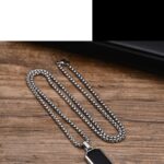 Este Collar de Acero Inoxidable con Dije Negro Geométrico está diseñado para quienes quieren destacar con un estilo moderno, elegante y masculino