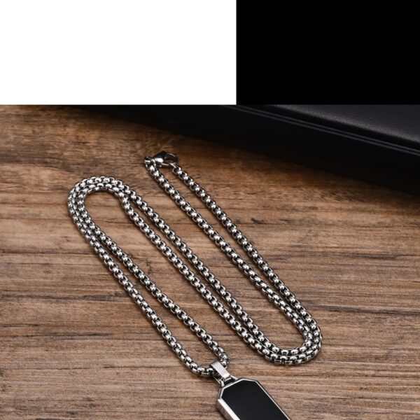 Este Collar de Acero Inoxidable con Dije Negro Geométrico está diseñado para quienes quieren destacar con un estilo moderno, elegante y masculino