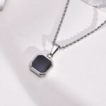 El Collar Imperio Black Steel está diseñado para hombres que entienden que los pequeños detalles crean una gran presencia. Su diseño geométrico negro transmite misterio, elegancia y poder
