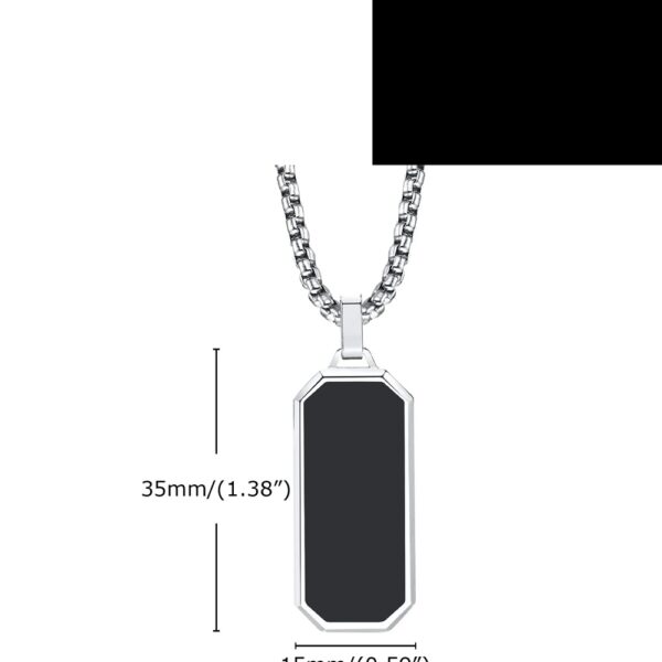 Este Collar de Acero Inoxidable con Dije Negro Geométrico está diseñado para quienes quieren destacar con un estilo moderno, elegante y masculino