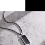 Este Collar de Acero Inoxidable con Dije Negro Geométrico está diseñado para quienes quieren destacar con un estilo moderno, elegante y masculino