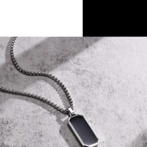 Este Collar de Acero Inoxidable con Dije Negro Geométrico está diseñado para quienes quieren destacar con un estilo moderno, elegante y masculino
