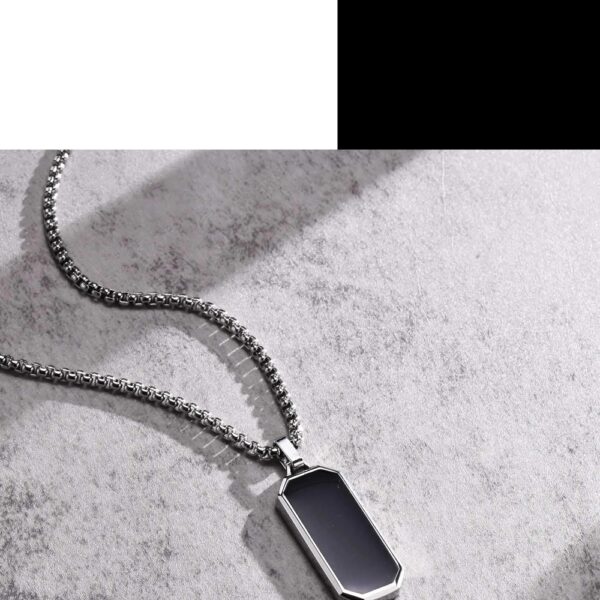 Este Collar de Acero Inoxidable con Dije Negro Geométrico está diseñado para quienes quieren destacar con un estilo moderno, elegante y masculino
