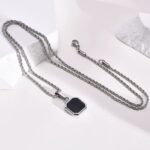 El Collar Imperio Black Steel está diseñado para hombres que entienden que los pequeños detalles crean una gran presencia. Su diseño geométrico negro transmite misterio, elegancia y poder