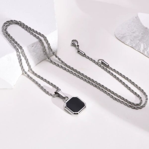 El Collar Imperio Black Steel está diseñado para hombres que entienden que los pequeños detalles crean una gran presencia. Su diseño geométrico negro transmite misterio, elegancia y poder