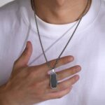 Este Collar de Acero Inoxidable con Dije Negro Geométrico está diseñado para quienes quieren destacar con un estilo moderno, elegante y masculino