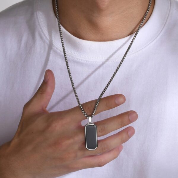 Este Collar de Acero Inoxidable con Dije Negro Geométrico está diseñado para quienes quieren destacar con un estilo moderno, elegante y masculino