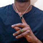 El Collar Imperio Black Steel está diseñado para hombres que entienden que los pequeños detalles crean una gran presencia. Su diseño geométrico negro transmite misterio, elegancia y poder