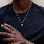 El Collar Imperio Black Steel está diseñado para hombres que entienden que los pequeños detalles crean una gran presencia. Su diseño geométrico negro transmite misterio, elegancia y poder