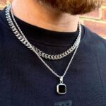 El Collar Imperio Black Steel está diseñado para hombres que entienden que los pequeños detalles crean una gran presencia. Su diseño geométrico negro transmite misterio, elegancia y poder