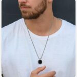 El Collar Imperio Black Steel está diseñado para hombres que entienden que los pequeños detalles crean una gran presencia. Su diseño geométrico negro transmite misterio, elegancia y poder