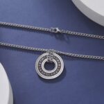 El Collar Rune Viking está inspirado en las antiguas runas nórdicas, símbolos cargados de poder, destino y protección. Cada detalle representa fuerza interior, determinación y el espíritu de aquellos que enfrentaban la vida sin miedo.