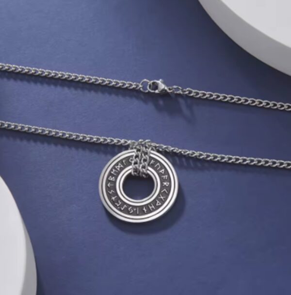 El Collar Rune Viking está inspirado en las antiguas runas nórdicas, símbolos cargados de poder, destino y protección. Cada detalle representa fuerza interior, determinación y el espíritu de aquellos que enfrentaban la vida sin miedo.