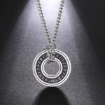 El Collar Rune Viking está inspirado en las antiguas runas nórdicas, símbolos cargados de poder, destino y protección. Cada detalle representa fuerza interior, determinación y el espíritu de aquellos que enfrentaban la vida sin miedo.