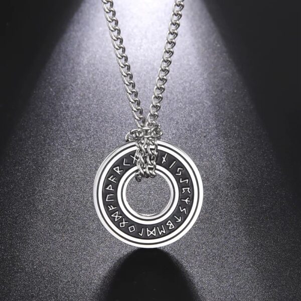 El Collar Rune Viking está inspirado en las antiguas runas nórdicas, símbolos cargados de poder, destino y protección. Cada detalle representa fuerza interior, determinación y el espíritu de aquellos que enfrentaban la vida sin miedo.