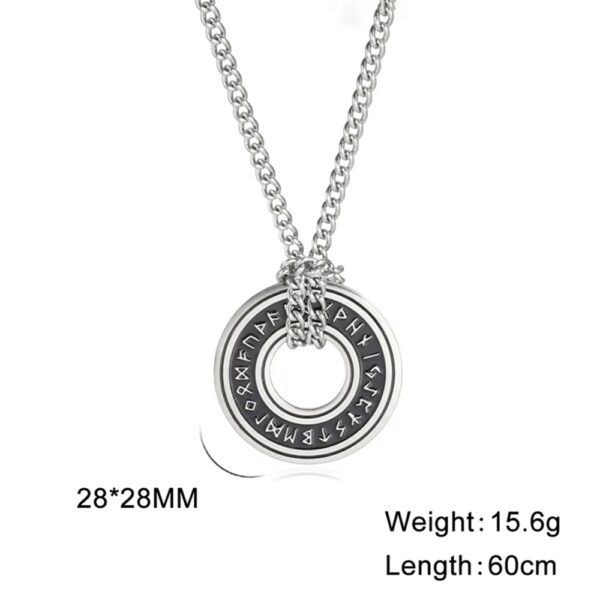 El Collar Rune Viking está inspirado en las antiguas runas nórdicas, símbolos cargados de poder, destino y protección. Cada detalle representa fuerza interior, determinación y el espíritu de aquellos que enfrentaban la vida sin miedo.