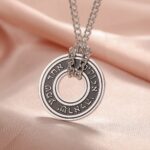 El Collar Rune Viking está inspirado en las antiguas runas nórdicas, símbolos cargados de poder, destino y protección. Cada detalle representa fuerza interior, determinación y el espíritu de aquellos que enfrentaban la vida sin miedo.