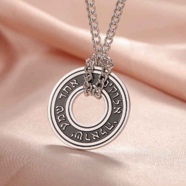 El Collar Rune Viking está inspirado en las antiguas runas nórdicas, símbolos cargados de poder, destino y protección. Cada detalle representa fuerza interior, determinación y el espíritu de aquellos que enfrentaban la vida sin miedo.