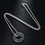 El Collar Rune Viking está inspirado en las antiguas runas nórdicas, símbolos cargados de poder, destino y protección. Cada detalle representa fuerza interior, determinación y el espíritu de aquellos que enfrentaban la vida sin miedo.