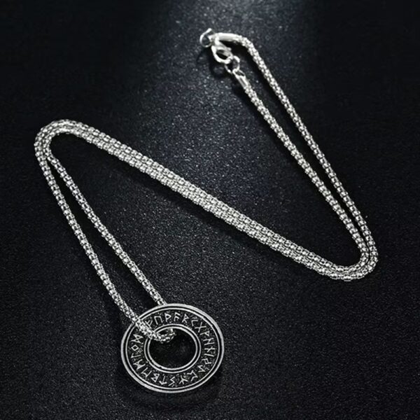 El Collar Rune Viking está inspirado en las antiguas runas nórdicas, símbolos cargados de poder, destino y protección. Cada detalle representa fuerza interior, determinación y el espíritu de aquellos que enfrentaban la vida sin miedo.