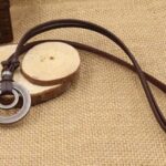 COLLAR DE CUERO Y DOBLE ARO METALICO
