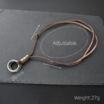 El Collar Legado Vintage es mucho más que un simple accesorio. Su diseño con doble argolla metálica