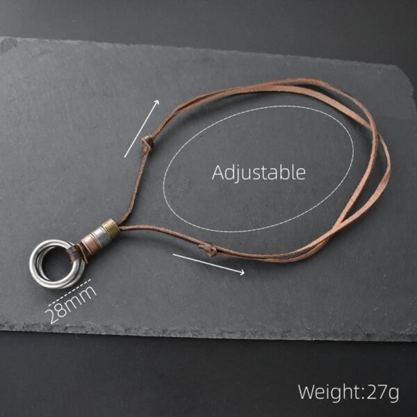 El Collar Legado Vintage es mucho más que un simple accesorio. Su diseño con doble argolla metálica