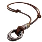 El Collar Legado Vintage es mucho más que un simple accesorio. Su diseño con doble argolla metálica