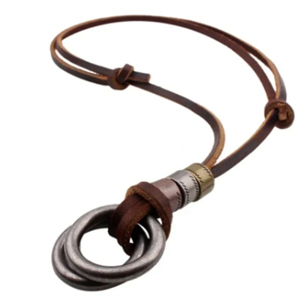 El Collar Legado Vintage es mucho más que un simple accesorio. Su diseño con doble argolla metálica