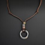 El Collar Legado Vintage es mucho más que un simple accesorio. Su diseño con doble argolla metálica