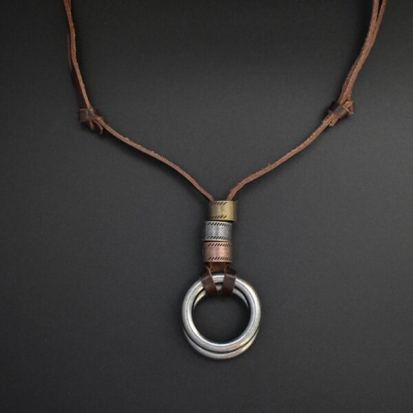 El Collar Legado Vintage es mucho más que un simple accesorio. Su diseño con doble argolla metálica