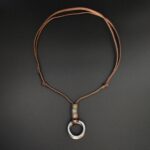 El Collar Legado Vintage es mucho más que un simple accesorio. Su diseño con doble argolla metálica