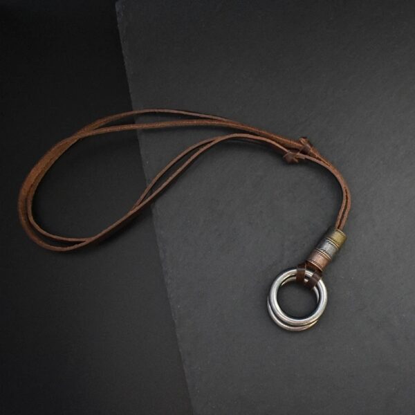 El Collar Legado Vintage es mucho más que un simple accesorio. Su diseño con doble argolla metálica