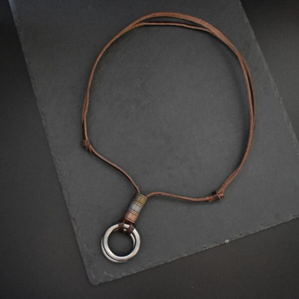 El Collar Legado Vintage es mucho más que un simple accesorio. Su diseño con doble argolla metálica