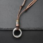 El Collar Legado Vintage es mucho más que un simple accesorio. Su diseño con doble argolla metálica