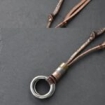 El Collar Legado Vintage es mucho más que un simple accesorio. Su diseño con doble argolla metálica