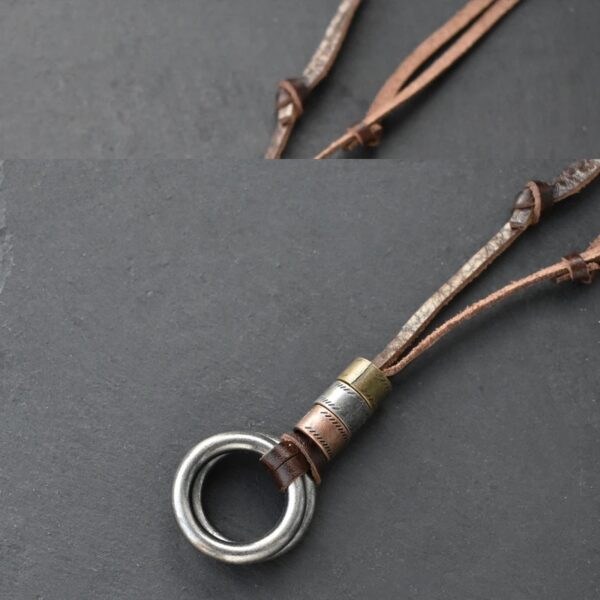 El Collar Legado Vintage es mucho más que un simple accesorio. Su diseño con doble argolla metálica