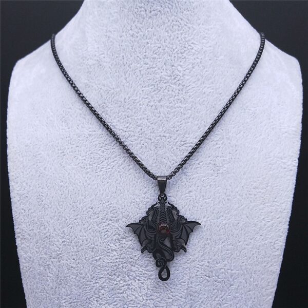 collar de dragón en acero inoxidable está inspirado en una de las criaturas más poderosas de la mitología.