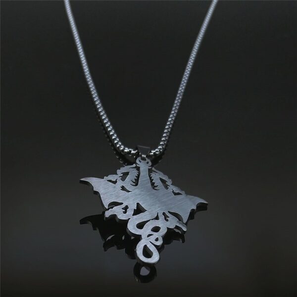 collar de dragón en acero inoxidable está inspirado en una de las criaturas más poderosas de la mitología.