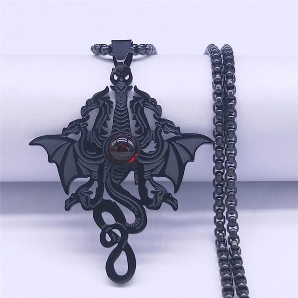 collar de dragón en acero inoxidable está inspirado en una de las criaturas más poderosas de la mitología.