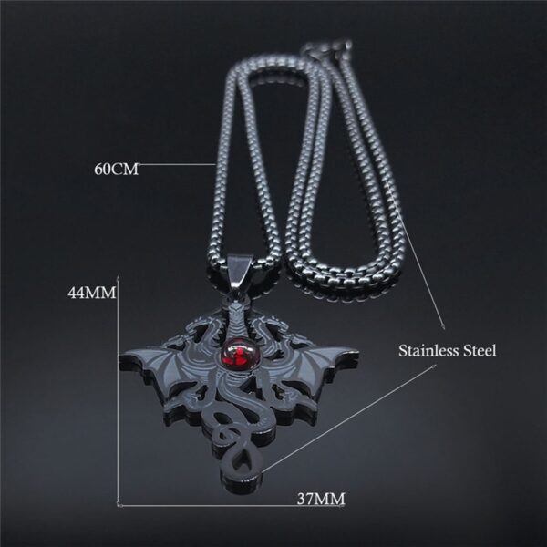 collar de dragón en acero inoxidable está inspirado en una de las criaturas más poderosas de la mitología.