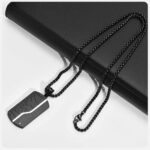 collar geométrico de acero inoxidable negro está diseñado para hombres que quieren proyectar seguridad, carácter y estilo moderno.