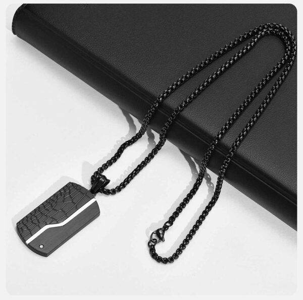 collar geométrico de acero inoxidable negro está diseñado para hombres que quieren proyectar seguridad, carácter y estilo moderno.