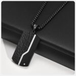 collar geométrico de acero inoxidable negro está diseñado para hombres que quieren proyectar seguridad, carácter y estilo moderno.