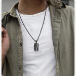 collar geométrico de acero inoxidable negro está diseñado para hombres que quieren proyectar seguridad, carácter y estilo moderno.