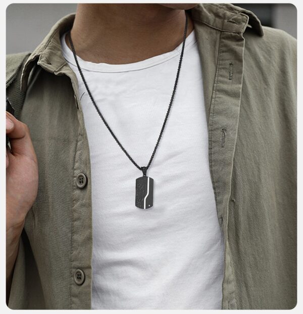 collar geométrico de acero inoxidable negro está diseñado para hombres que quieren proyectar seguridad, carácter y estilo moderno.