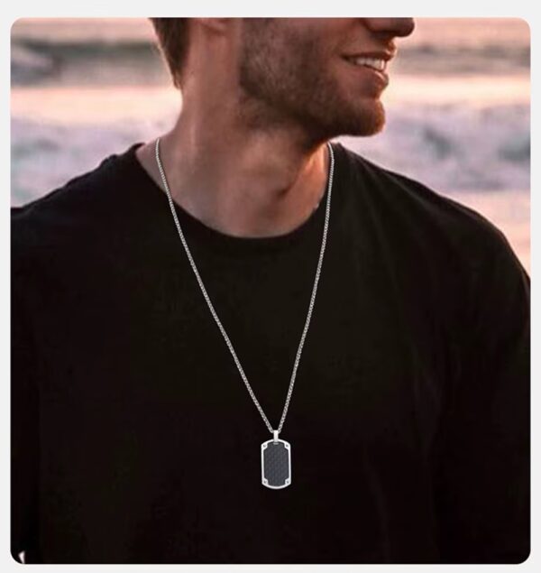 Los Collares “Black Carbon Elite” llegan para ofrecerte dos diseños exclusivos en una misma colección, pensados para quienes buscan elegancia moderna con un toque agresivo y sofisticado.