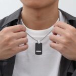 Los Collares “Black Carbon Elite” llegan para ofrecerte dos diseños exclusivos en una misma colección, pensados para quienes buscan elegancia moderna con un toque agresivo y sofisticado.